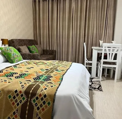 Апартаменты Chic With Modern Comforts